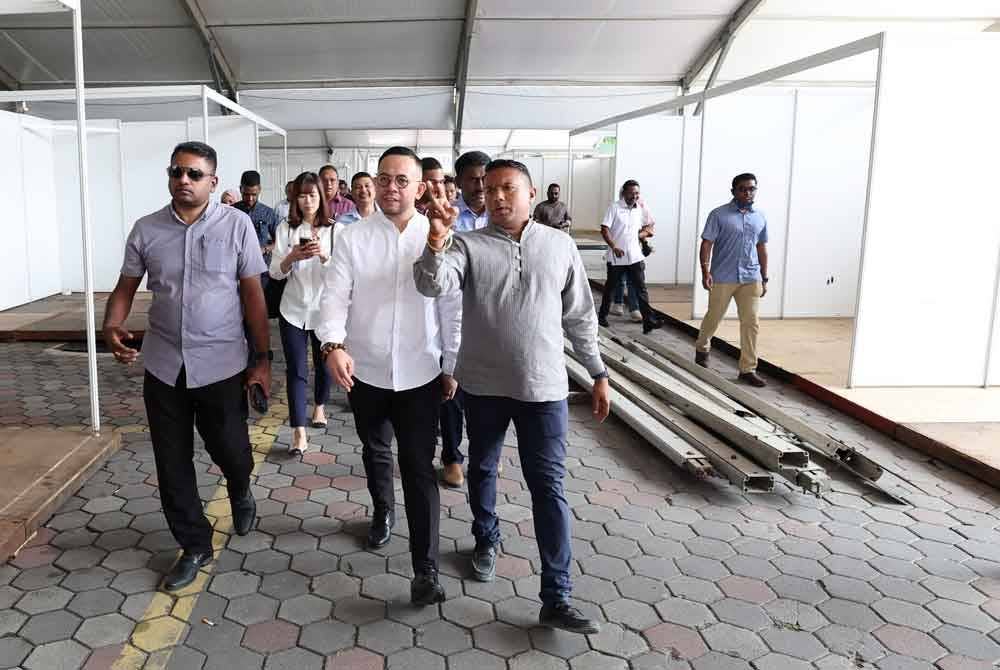 Chee Keong meninjau tapak Program Kesuma Madani bersama Komuniti sempena Hari Thaipusam di Pejabat Pengurusan Batu Caves pada Jumaat. Foto Bernama