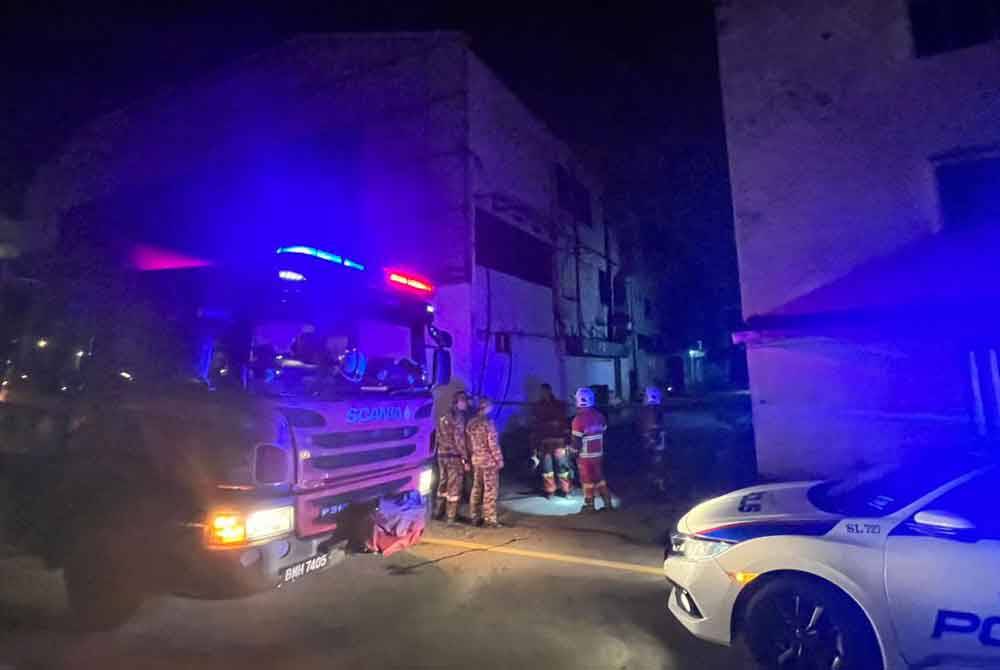 Anggota polis dan bomba tiba di lokasi kejadian seorang warga emas ditemui maut terbakar di Kelana Jaya, Selangor pada Jumaat. - Foto: PDRM