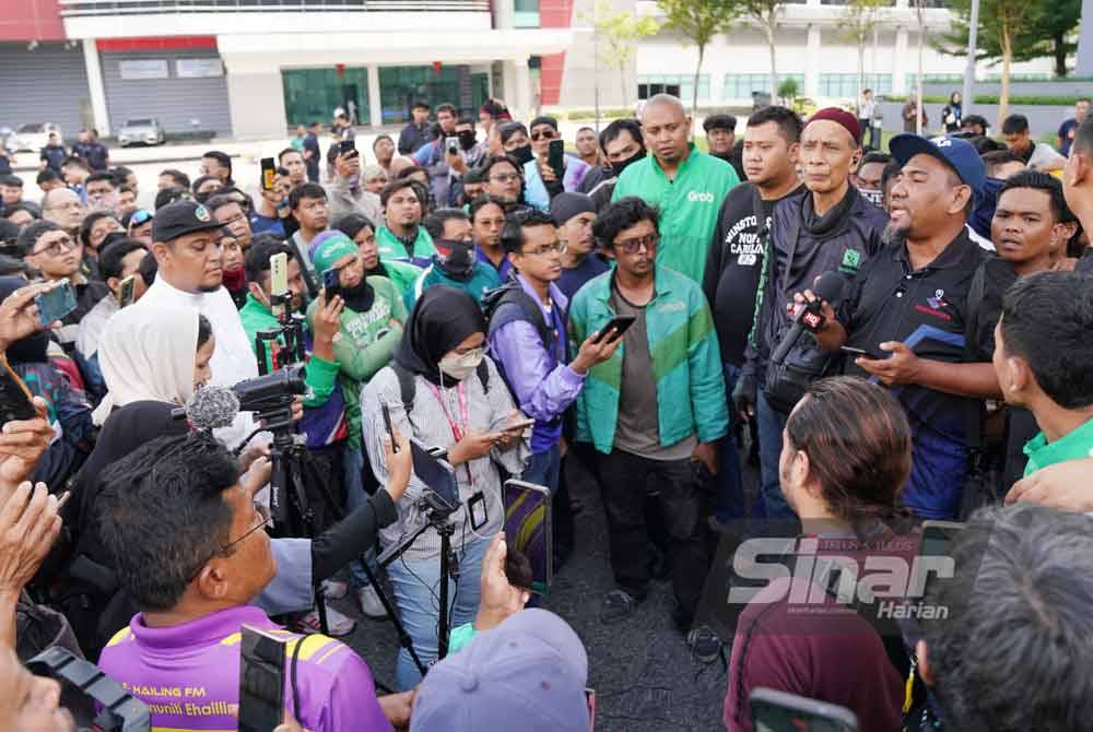 Abdul Hakim ditemui media selepas selesai berjumpa dengan wakil syarikat p-hailing di Petaling Jaya pada Jumaat. Foto Sinar Harian-ROSLI TALIB