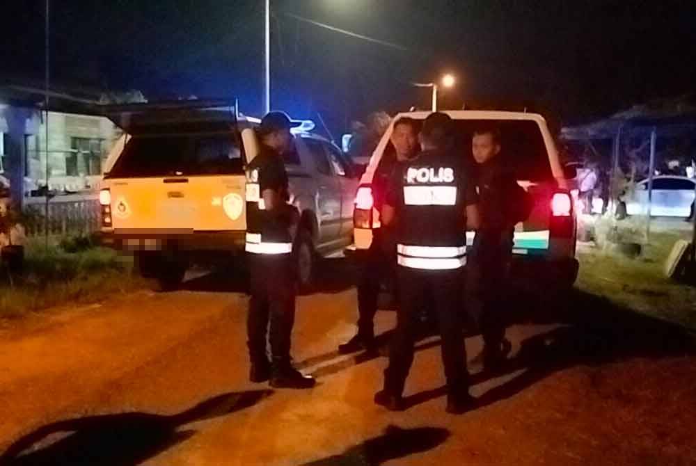 Anggota polis menjalankan siasatan di lokasi penemuaan rangka manusia di Tongkang Pecah.