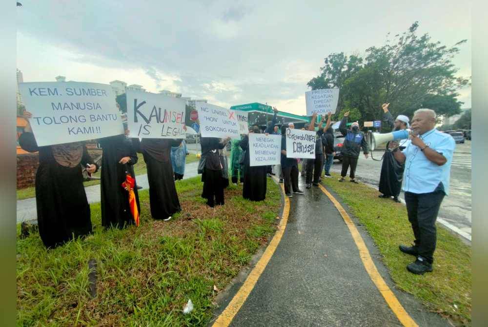Bantahan diadakan di luar pagar bangunan Universiti Selangor berakhir kira-kira jam 6.50 petang.