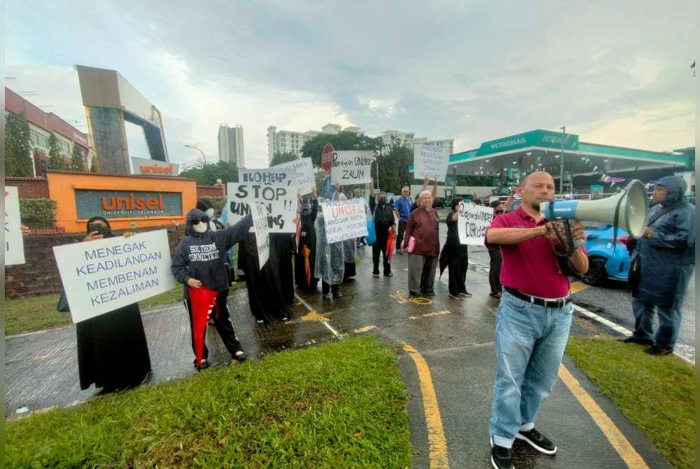 Bantahan ini turut dihadiri ahli MTUC diketuai Setiausaha Agungnya, Kamarul Bahrin Mansor (kanan)