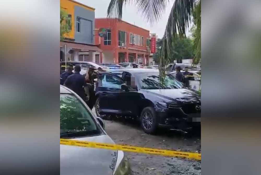 Tangkap layar daripada sebuah video tular menyaksikan suspek ditemui berlumuran darah selepas bertindak menikam isterinya di Kota Bayu Emas, Klang, Selangor pada Jumaat.