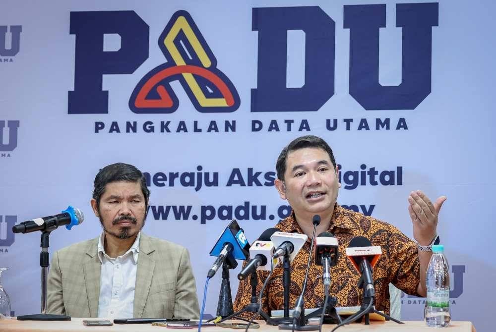 Rafizi (kanan) ketika sidang media susulan Pasca-Peluncuran Pengkalan Data Utama (PADU) di Jabatan Perangkaan Malaysia pada Jumaat. Foto Bernama