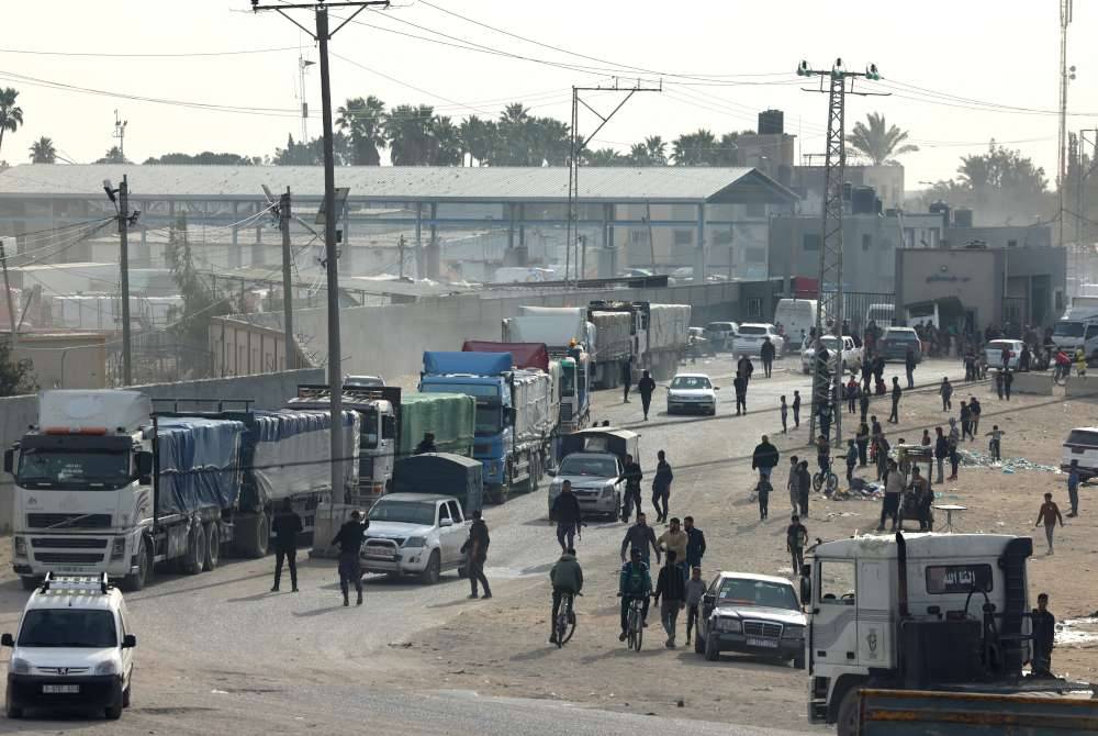 Konvoi trak membawa bantuan kemanusiaan memasuki Rafah selepas melintasi terminal sempadan dari Mesir pada Rabu lalu.