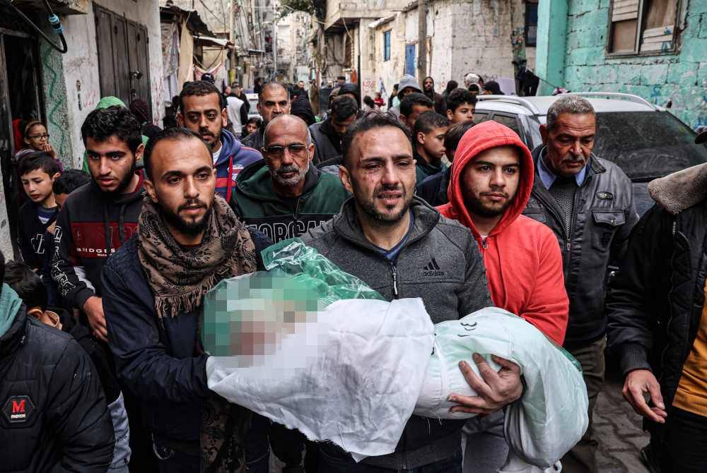 Seorang lelaki membawa jenazah anak perempuannya yang terkorban di selatan Gaza.