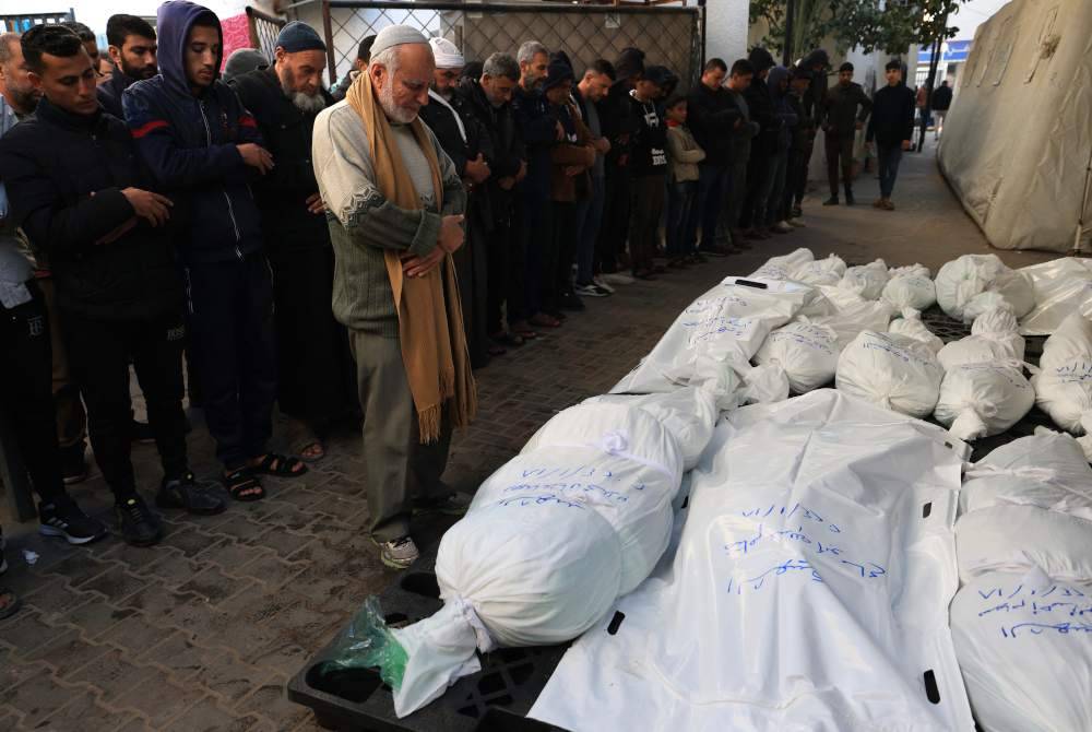 Penduduk Palestin menunaikan solat jenazah terhadap mangsa yang terkorban dalam serangan di selatan Gaza.