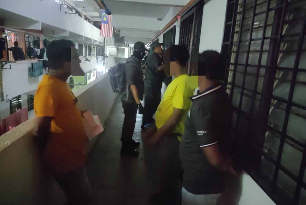 Antara warga asing yang ditahan JIM dalam operasi di Pangsapuri Baiduri, Bandar Tasik Kesuma, Beranang pada Sabtu.