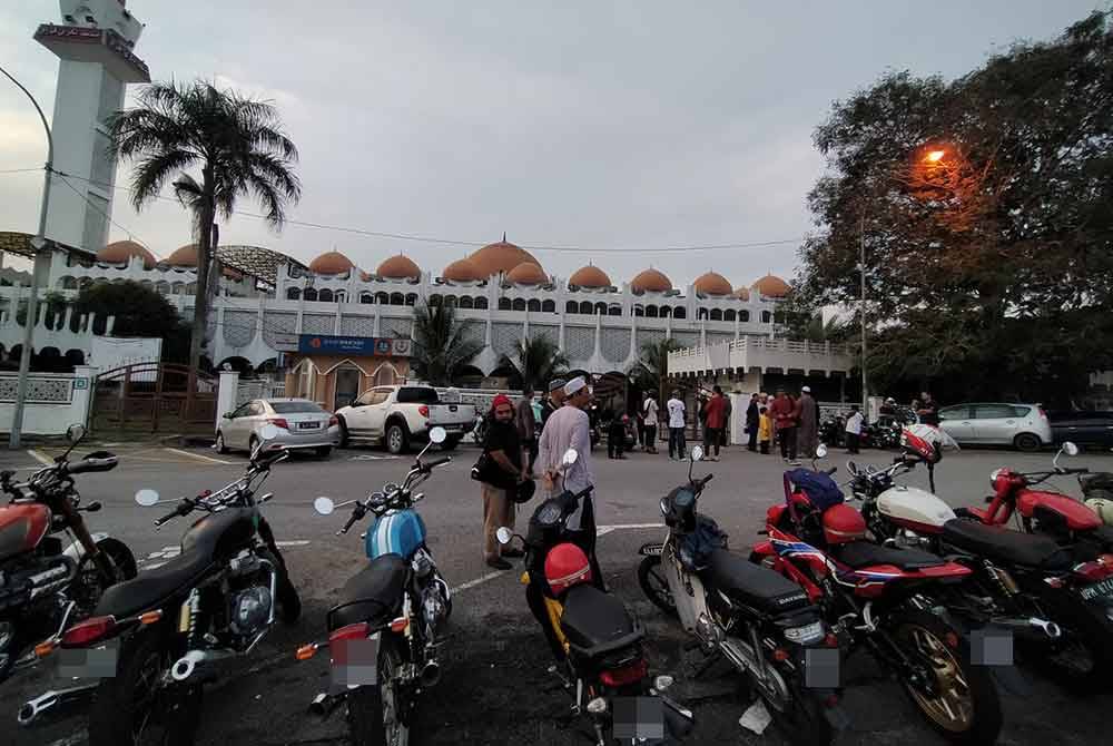 Peserta Program Fajar Ride & Drive menyusun motosikal masing-masing di luar pekarangan Masjid Negeri Perak di sini.
