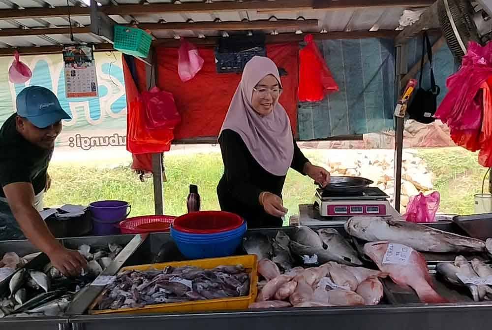 Nurul Ain (kanan) tidak mengesyaki sebarang kejadian pelik sehingga diberitahu mengenai penemuan rangka manusia di sebuah rumah terbengkalai di Lorong Imam Jailani, Kampung Batu 7, Tongkang Pechah.