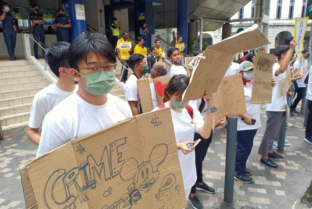 Antara individu yang menyertai himpunan anjuran Bersih di Stesen LRT Masjid Jamek, Kuala Lumpur pada Sabtu.