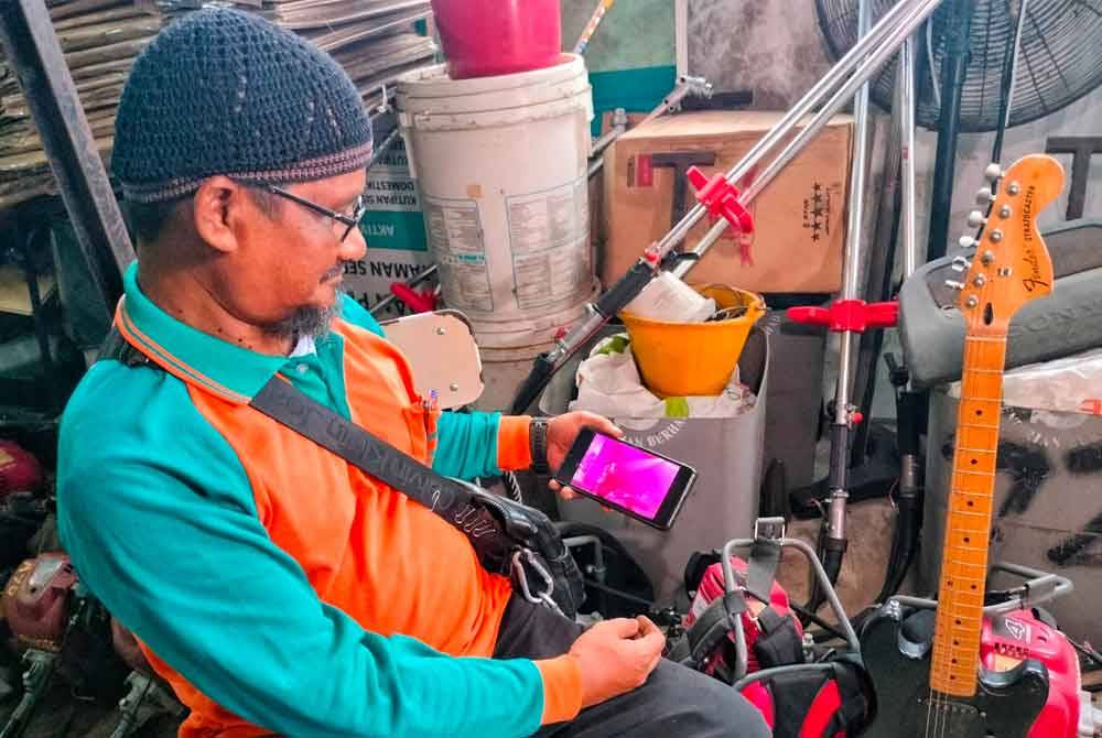 Zulkifli melihat video kenangan persembahan kumpulan Olan ketika layak ke pentas akhir AJL 1991.