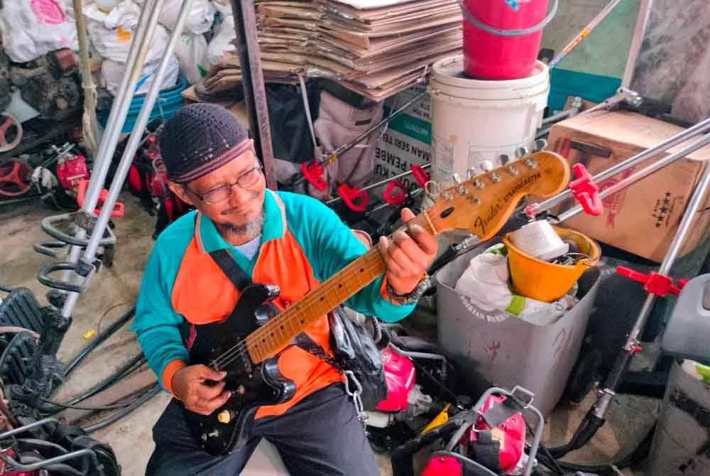 Zulkifli sempat memetik gitar kesayangannya dalam stor mesin rumput.