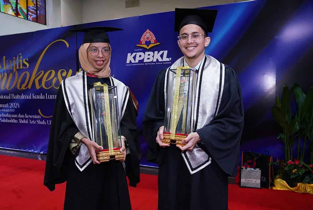 Nur Athirah (kiri) dan Muhammad Danial Iman menunjukkan anugerah diterima pada Majlis Konvokesyen ke-16 KPBKL di Pusat Kebudayaan dan Kesenian Sultan Salahuddin Abdul Aziz Shah pada Sabtu.