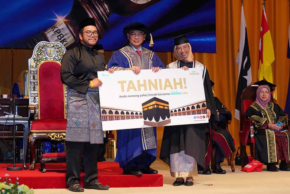 Nur Athirah (kanan) menerima tajaan umrah disampaikan oleh Mohd Na'im pada Majlis Konvokesyen ke-16 KPBKL di Pusat Kebudayaan dan Kesenian Sultan Salahuddin Abdul Aziz Shah pada Sabtu.