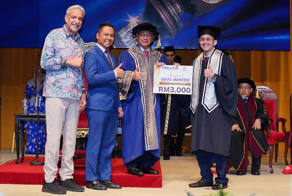 Muhammad Danial Iman (kanan) diumum penerima Pingat Emas Menteri di Majlis Konvokesyen ke-16 KPBKL pada Sabtu.