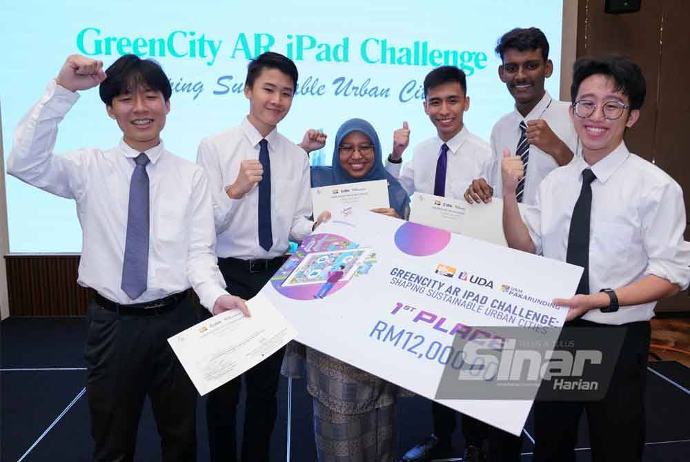 James (tiga dari kanan) bersama ahli kumpulannya, Batukam City yang dinobatkan sebagai johan. FOTO SINAR HARIAN/ MOHD HALIM ABDUL WAHID
