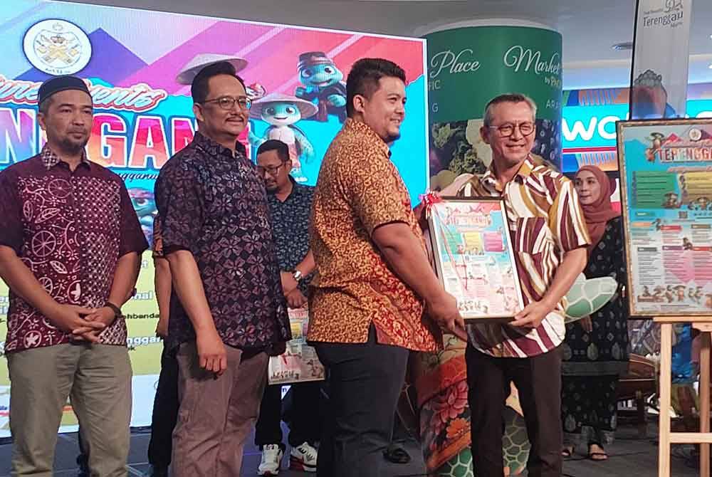 Razali (kanan) pada Majlis Perasmian COE 2024 di sebuah pusat beli-belah di Kuala Terengganu.