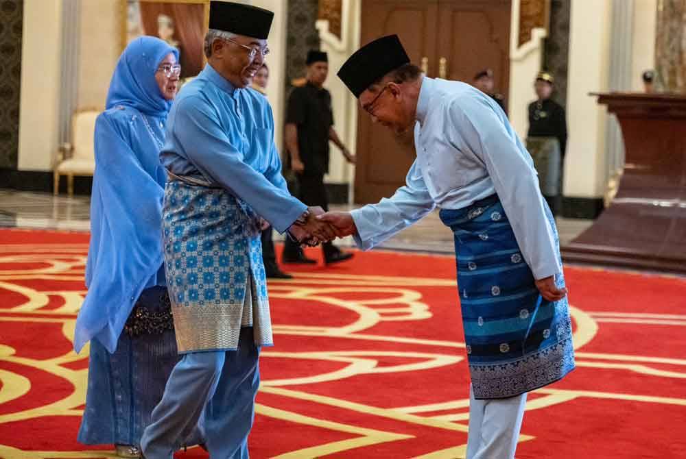 Anwar bersalaman bersama Yang di-Pertuan Agong ketika menghadiri Majlis Jamuan Teh Diraja di Istana Negara pada Sabtu. Foto FB Anwar Ibrahim
