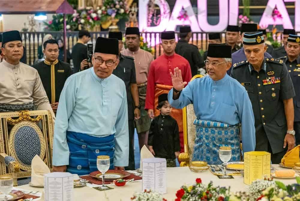 Anwar (kiri) ketika menghadiri Majlis Jamuan Teh Diraja di Istana Negara pada Sabtu. Foto FB Anwar Ibrahim