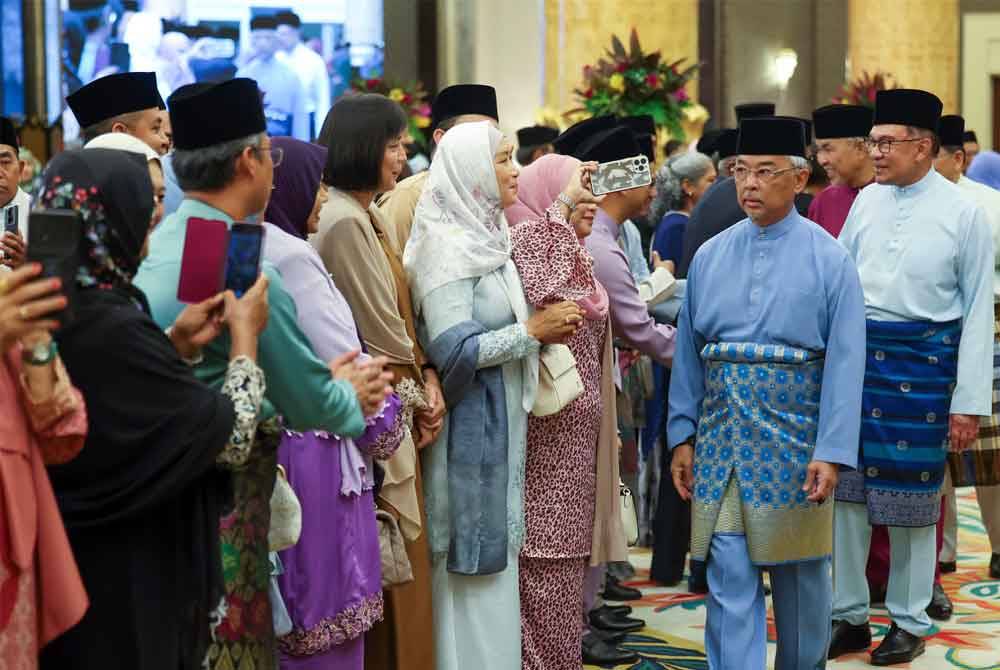 Yang di-Pertuan Agong Al-Sultan Abdullah Ri'ayatuddin Al-Mustafa Billah Shah berkenan beramah mesra dengan tetamu yang hadir ketika berangkat pada Majlis Jamuan Teh Diraja Sempena Tamat Tempoh Pemerintahan Yang Dipertuan Agong Ke-16 di Istana Negara pada Sabtu. Turut kelihatan, Perdana Menteri Datuk Seri Anwar Ibrahim (dua, kanan). Foto Bernama
