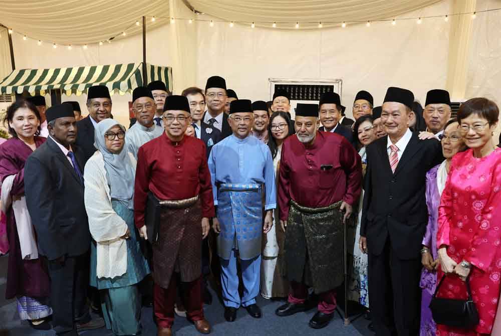 Al-Sultan Abdullah (tengah) berkenan bergambar bersama para tetamu. Foto Bernama