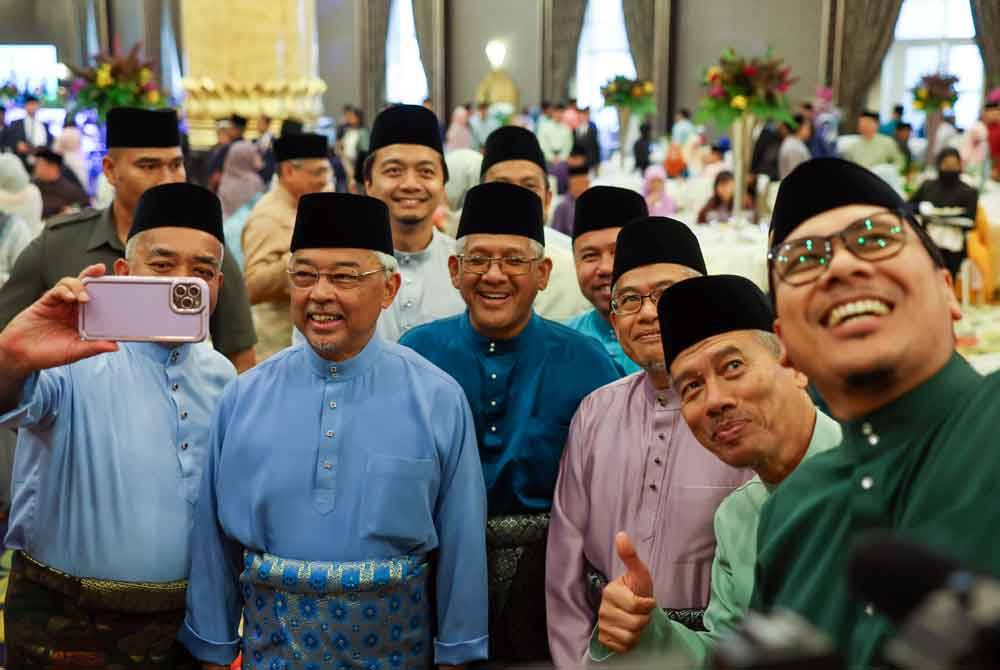Al-Sultan Abdullah (dua dari kiri) berkenan berswafoto bersama rakyat jelata. Foto Bernama