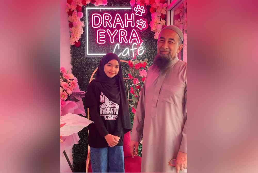 
Nur Nadhirah (kiri) bersama penceramah bebas terkenal, Ustaz Azhar Idrus.