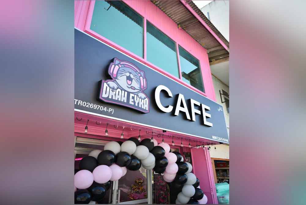 
Nur Nadhirah kini berjaya membuka sebuah kafe jenama sendiri diberi nama Drah Eyra Cafe.