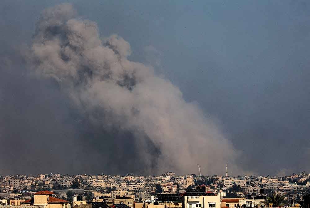 Gambar yang diambil dari Rafah menunjukkan asap menjulang tinggi di bandar Khan Yunis selepas pejuang Hamas bertempur dengan tentera penceroboh Israel. Foto AFP