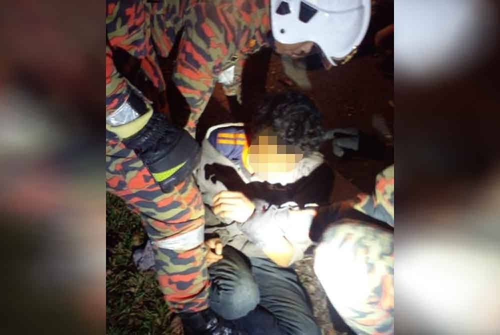 Seorang lelaki cedera di bahagian kepala apabila motosikal dinaiki melanggar pokok tumbang di Kampung Derang, Pokok Sena pada Ahad.