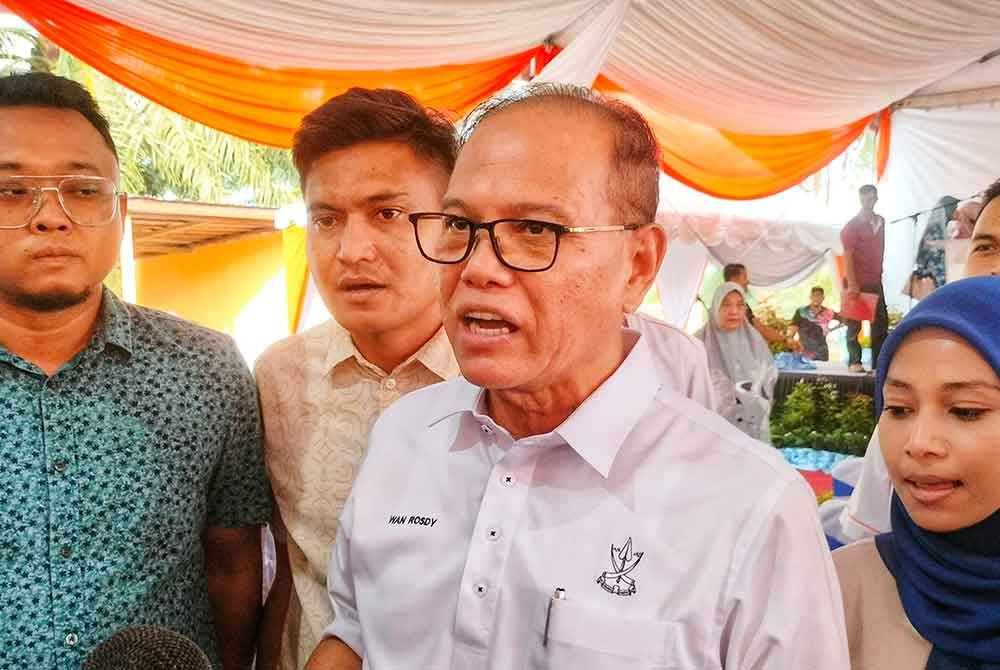 Wan Rosdy bersama Kamil (dua dari kiri) ketika ditemui pemberita baru-baru ini.