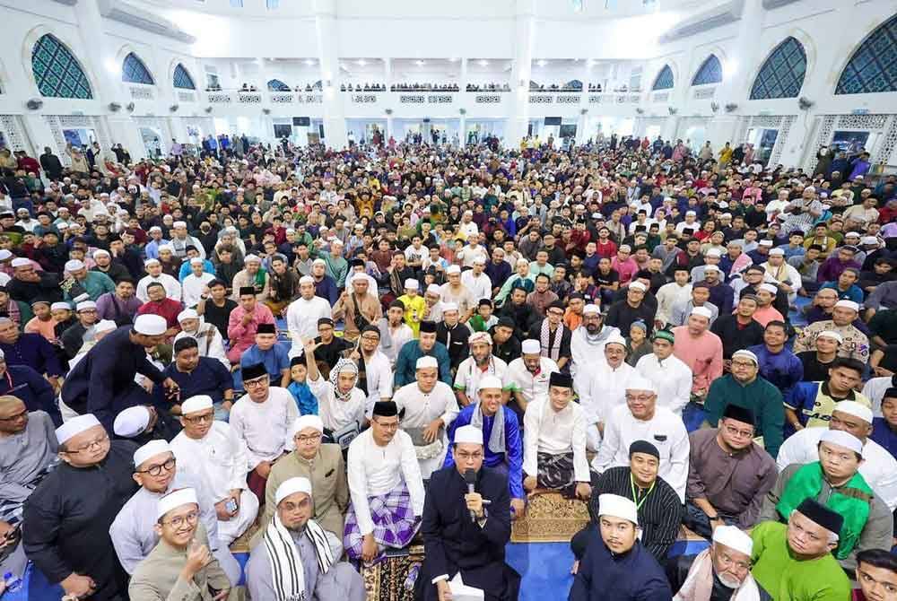 Onn Hafiz (barisan kedua, empat dari kanan) hadir bersama 12,000 jemaah semasa Program Semarak Subuh di Masjid Sultan Iskandar, Bandar Dato' Onn pada Sabtu.
