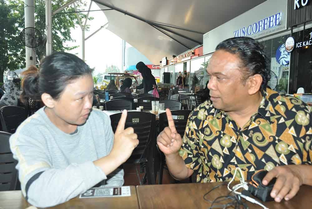 Boon Eng melafazkan syahadah yang dipimpin oleh Zolkifly di Komtar, baru-baru ini.