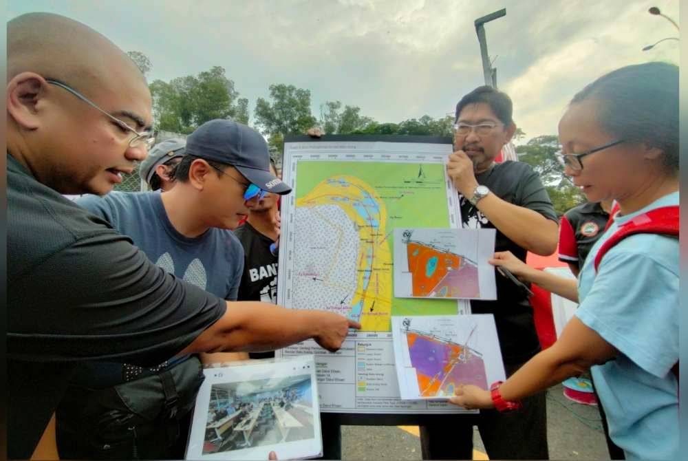 Ahli RTI menunjukkan kawasan cadangan projek berkenaan di Batu Arang.