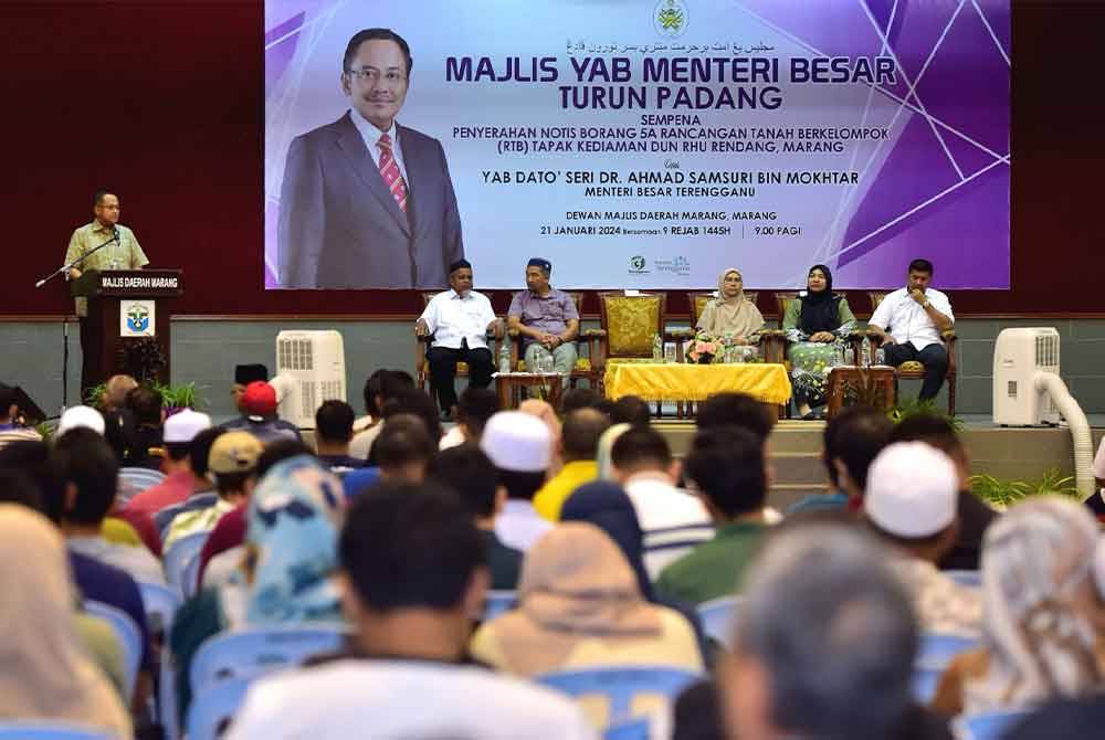 Ahmad Samsuri ketika berucap sempena majlis penyerahan geran hak milik 5A DUN Ru Rendang di Dewan Utama Majlis Daerah Marang pada Ahad.