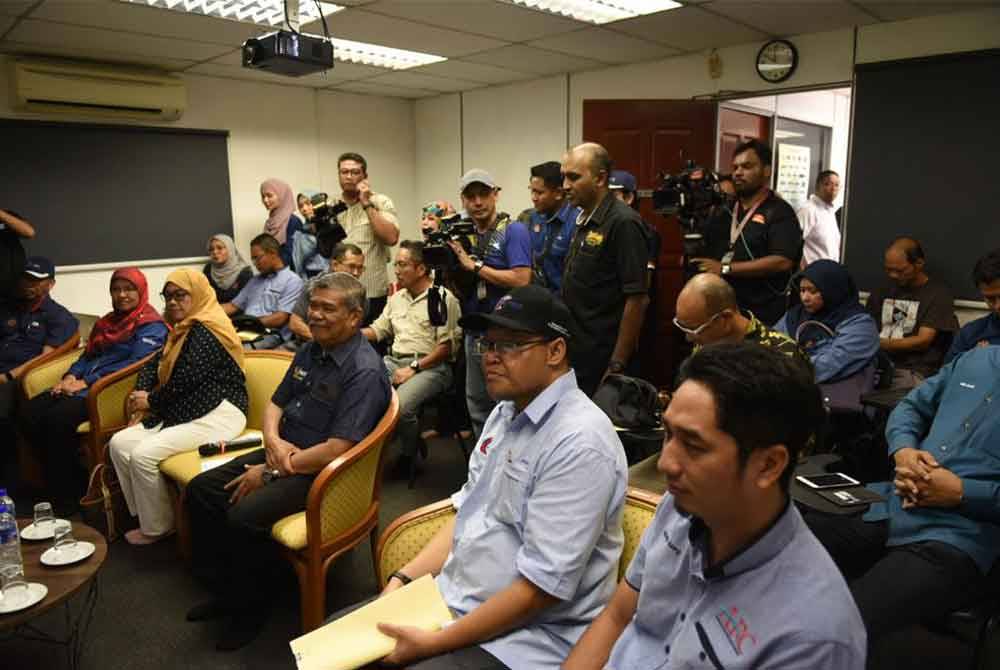 Mohamad (tiga dari kanan, duduk) mendengar taklimat disampaikan ARC Berkat Agrafood pada Ahad. Foto: Mohd Rafiq Redzuan Hamzah.