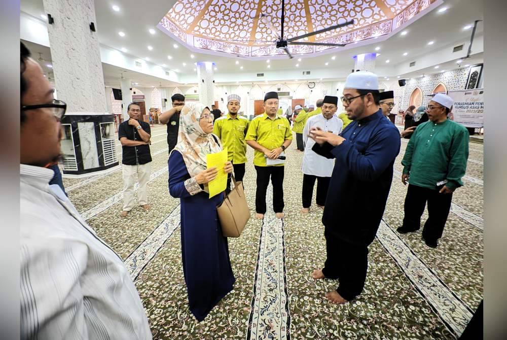 Zulkifli (kanan) beramah mesra dengan bakal-bakal haji di Masjid Kariah Paroi Jaya pada Ahad.
