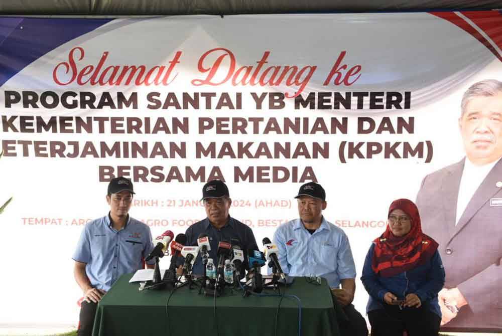 Mohamad (dua dari kiri) pada lawatan ke ARC Berkat Agrafood Sdn Bhd di Bestari Jaya di sini pada Ahad.