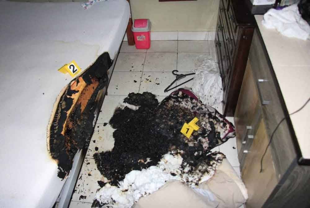 Kesan kebakaran dipercayai dilakukan seorang lelaki dalam kejadian di sebuah rumah dekat Taman Pandan Mewah di sini pada Jumaat.