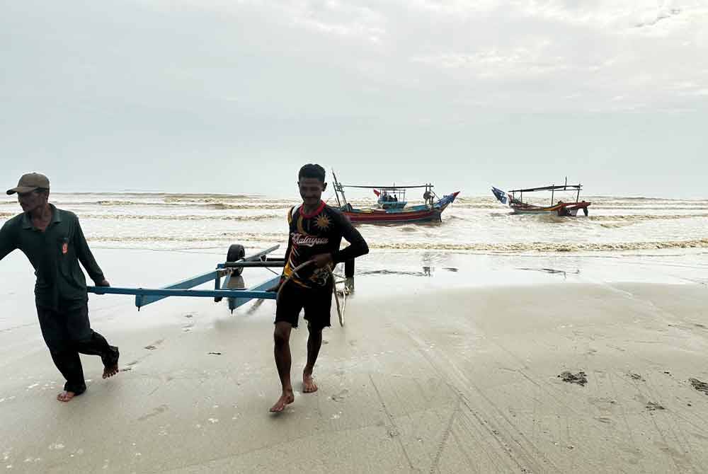 Nelayan menurunkan bot untuk ke laut setiap pagi sejak seminggu lalu.