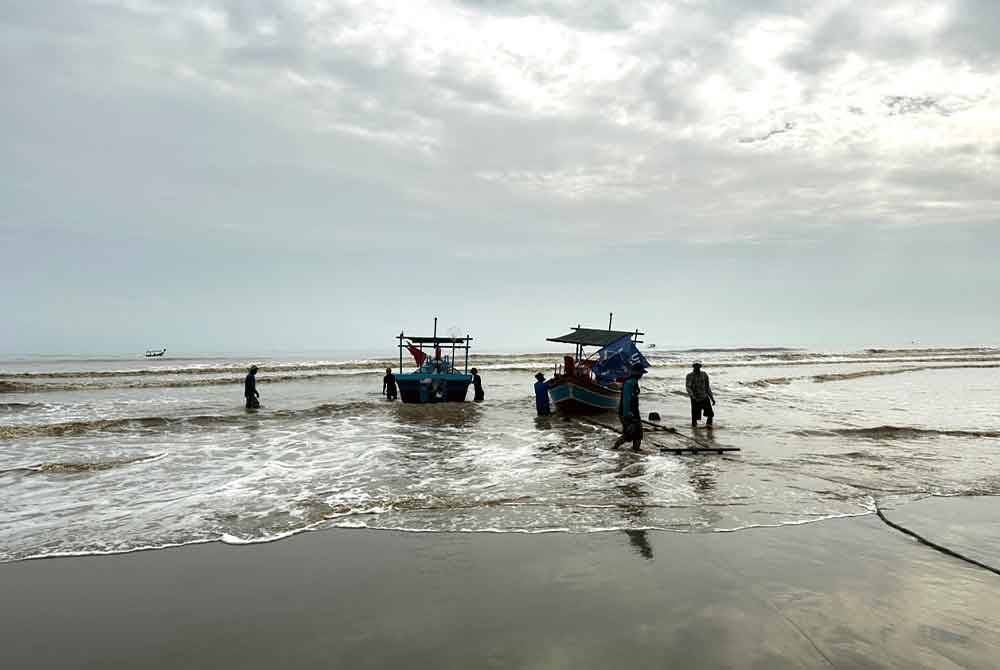 Nelayan kembali ke laut untuk menangkap ikan.