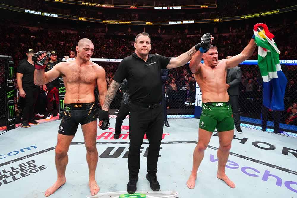 Du Plessis (kanan) dinobatkan juara baharu Middleweight selepas menewaskan 'budak jahat UFC', Sean Strickland menerusi keputusan split decision. Foto: Agensi