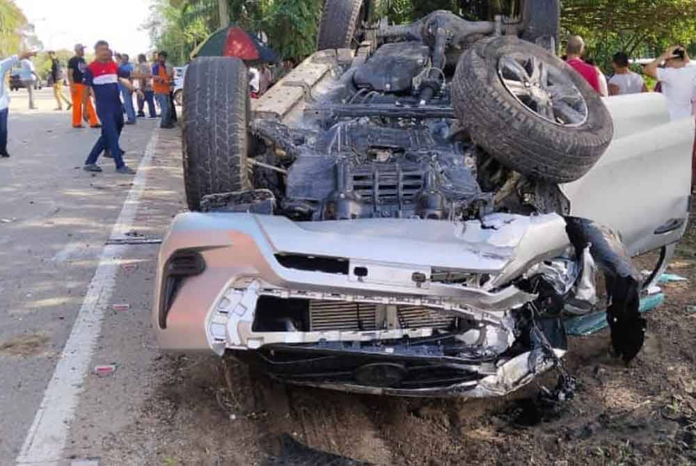 Salah sebuah kenderaan terlibat kemalangan terbalik. Foto BBP Labis