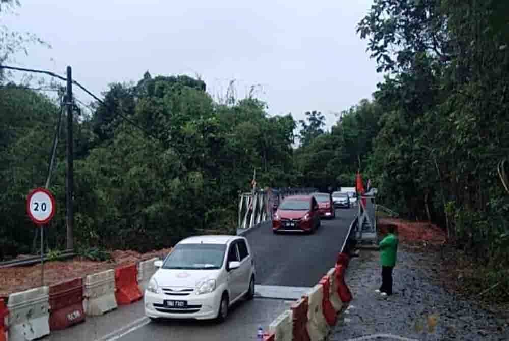 'Bailey bridge' yang digunakan sementara oleh orang ramai di Jeli. - Foto JKR Kelantan.