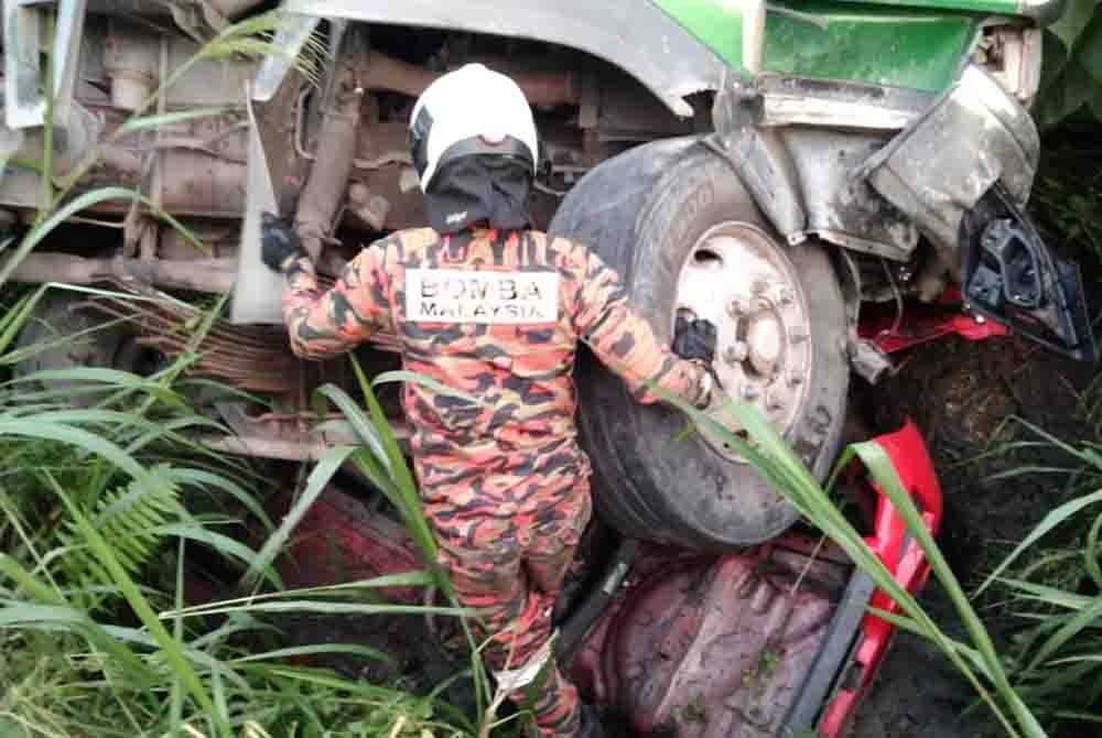 Keadaan kereta mangsa yang dihempap lori tersebut.