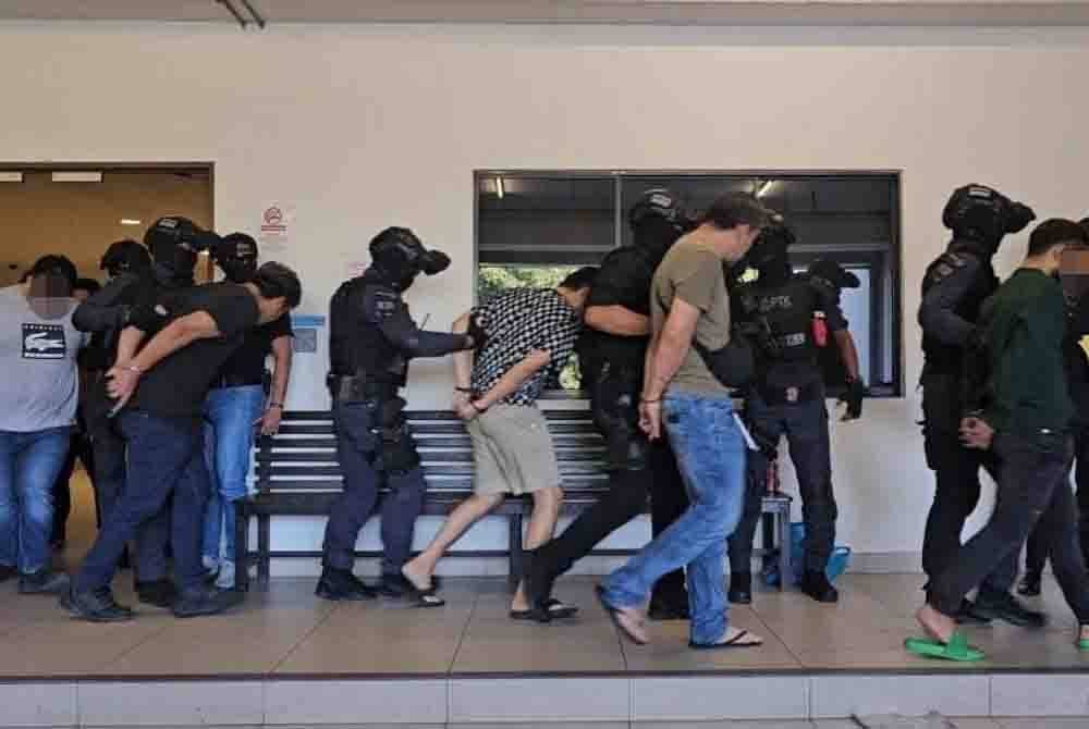 Seramai 11 individu dipercayai dalang kumpulan jenayah terancang 'Geng Upik' didakwa di Mahkamah Sesyen Kota Kinabalu.