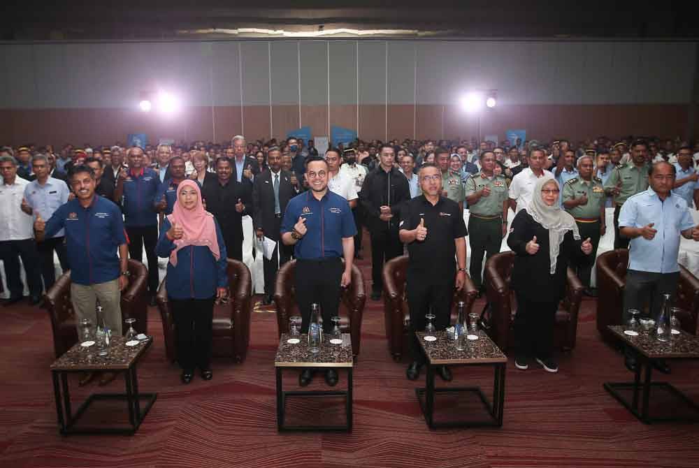 Steven (tiga dari kiri) dan Adly (tiga dari kanan) bergambar bersama veteran ATM yang hadir.