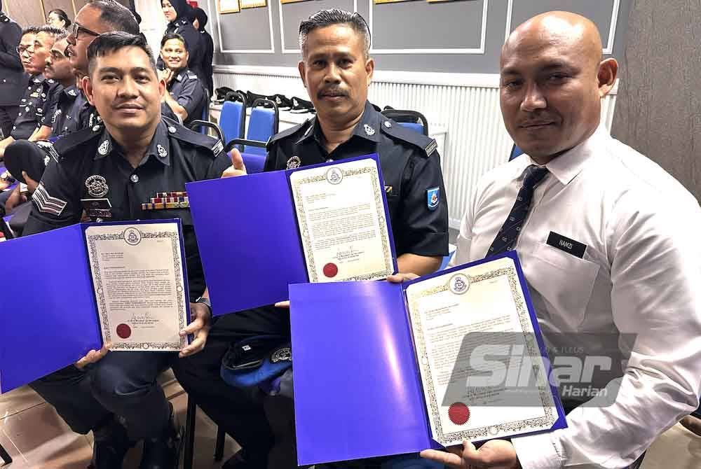 Penerima surat penghargaan Ketua Polis Kelantan di IPK pada Isnin.