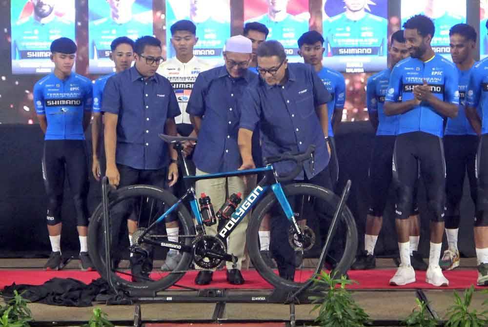 Che Ku Izmuddin (depan, kiri) bersama Exco Pembangunan Belia, Sukan Dan NGO, Hishamuddin Abdul Karim(tengah) dan Setiausaha Kerajaan Negeri Terengganu, Datuk Seri Tengku Farok Hussin Tengku Abdul Jalil (kanan) ketika menyempurnakan Majlis Perlancaran Pasukan Terengganu Cycling Team bagi musim 2024 pada 21 Januari lalu.